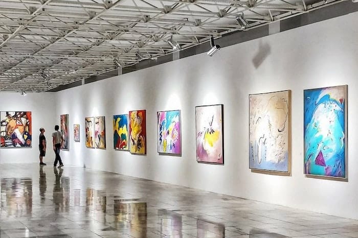 Photo of an art gallery, illustrating the importance of visual stimuli in the dental environment