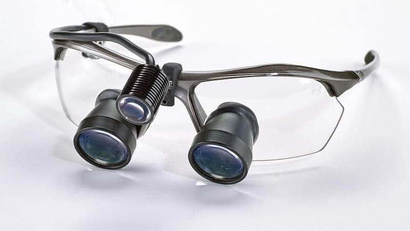 Dental loupes with a headlight