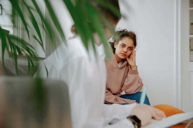 Woman sitting with a psychologist
