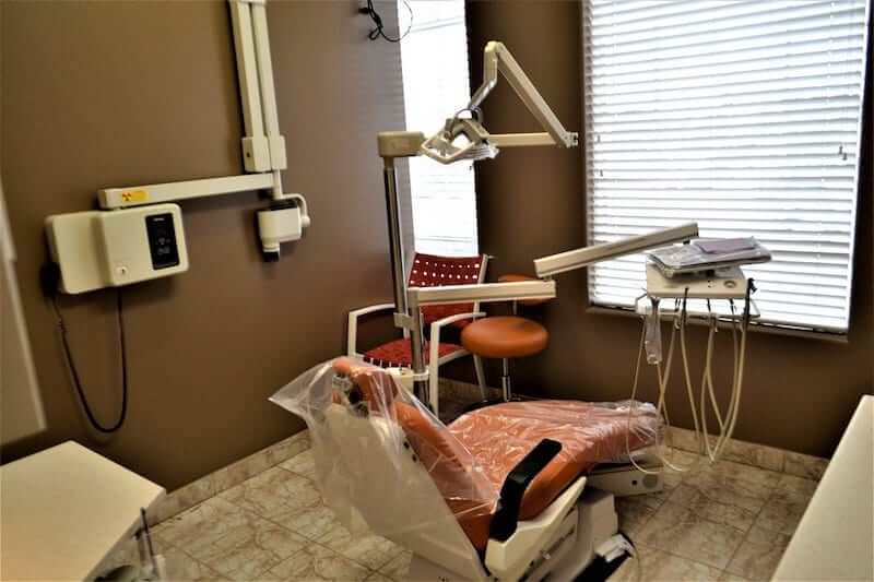 photo of an old-fashioned dental practice with a grubby interior